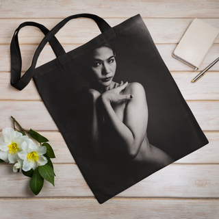 Lina vai kokvilnas auduma maisiņš «Sieviete ēnā» | Kolekcija «Melnbalts»