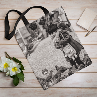 Lina vai kokvilnas auduma maisiņš «Meitene ar baložiem» | Kolekcija «Melnbalts»