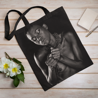 Lina vai kokvilnas auduma maisiņš «Kaila sieviete ķēdēs» | Kolekcija «Melnbalts»